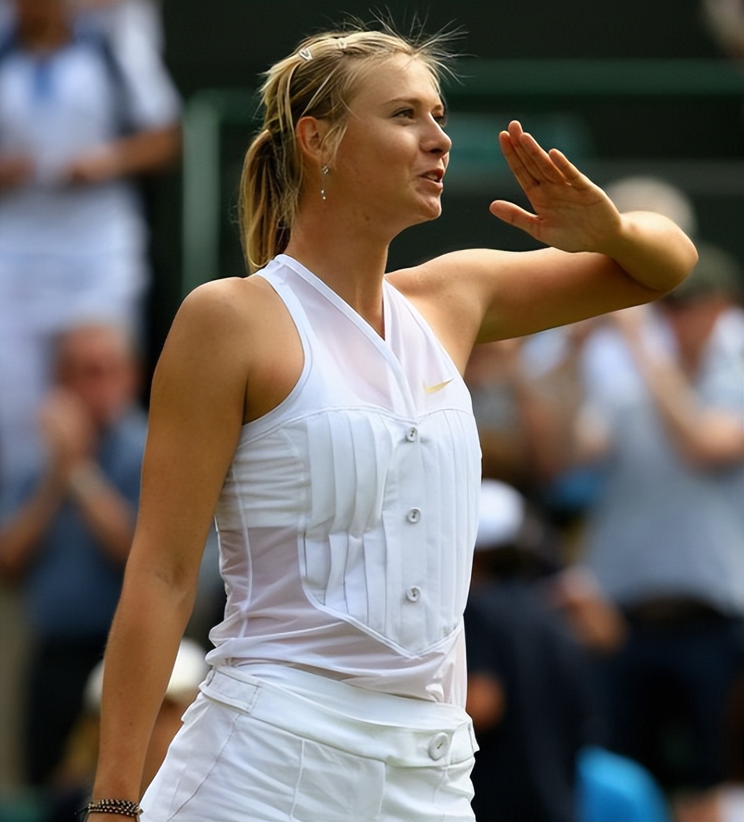 莎拉波娃回归赛场，挺进下一轮首场状态亮眼，中国队观众沸腾！的简单介绍