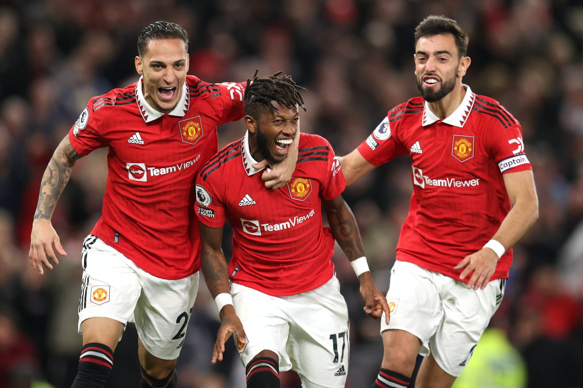 曼联迎欧联关键赛；窗口期战术微调；球迷炸锅；更衣室氛围转暖的简单介绍