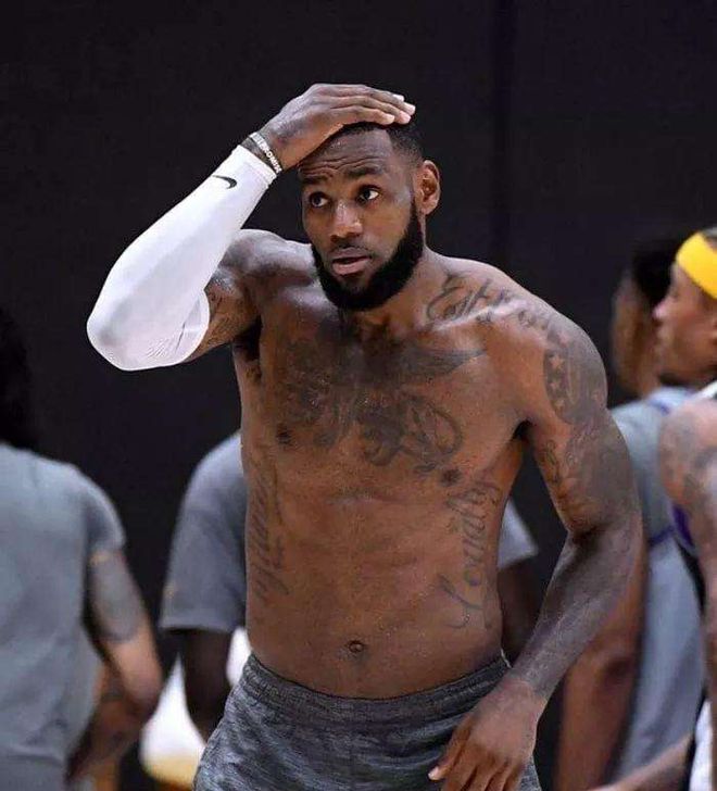 浓眉哥在FPX比赛中大比分领先摩纳哥门线救险备战NBA常规赛，现场解说直呼：C罗赛后怒摔奖牌的简单介绍